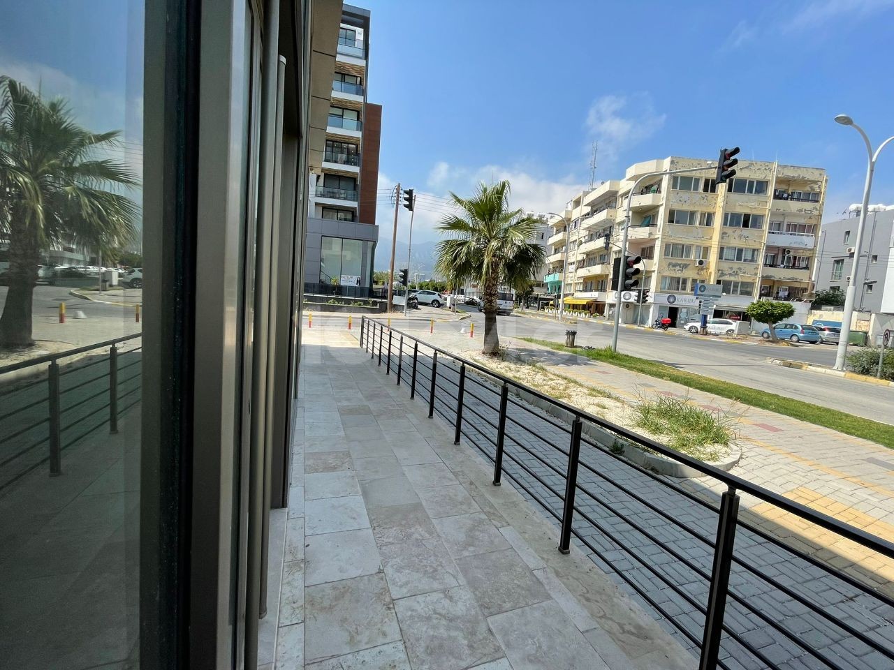 Girne merkezde yeni liman trafik ışıklarında 400 m2 Restaurant izinli ve altyapılı geniş teraslı kiralık dükkan