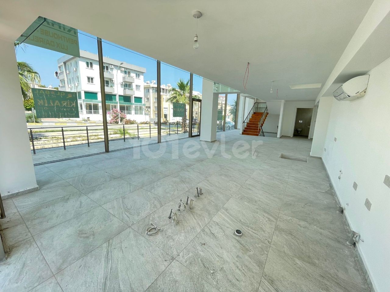 Girne merkezde yeni liman trafik ışıklarında 400 m2 Restaurant izinli ve altyapılı geniş teraslı kiralık dükkan