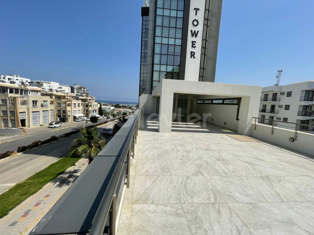 Girne merkezde yeni liman trafik ışıklarında 400 m2 Restaurant izinli ve altyapılı geniş teraslı kiralık dükkan