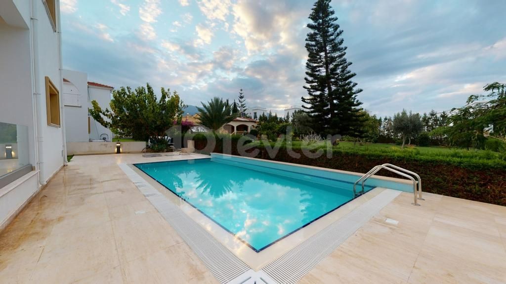 3+1 Villa Zum Verkauf Mit Herrlichem Blick In Alsancak ** 