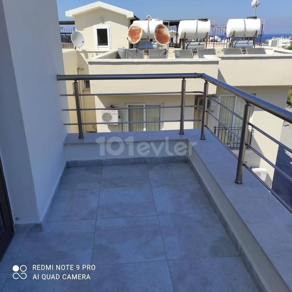 2 + 1 Penthouse Zum Verkauf Mit Gemeinschaftspool In Kyrenia Alsancak ** 