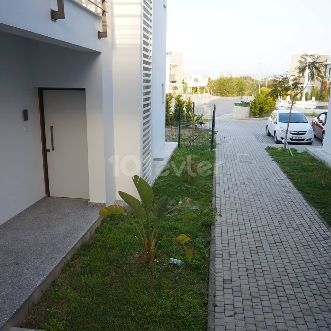 2+1 Apartment for Rent in a Complex with Pool Ozankoy 