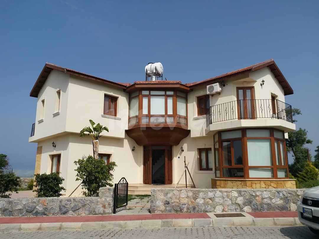 3+1 VILLA WITH PRIVATE POOL AND GARDEN FOR DAILY OR MONTHLY RENT IN ALSANCAK. . 