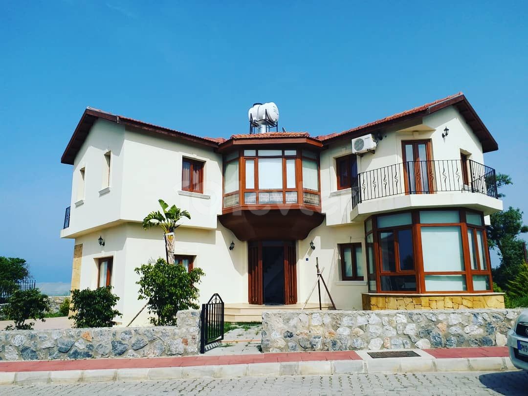 3+1 VILLA WITH PRIVATE POOL AND GARDEN FOR DAILY OR MONTHLY RENT IN ALSANCAK. . 