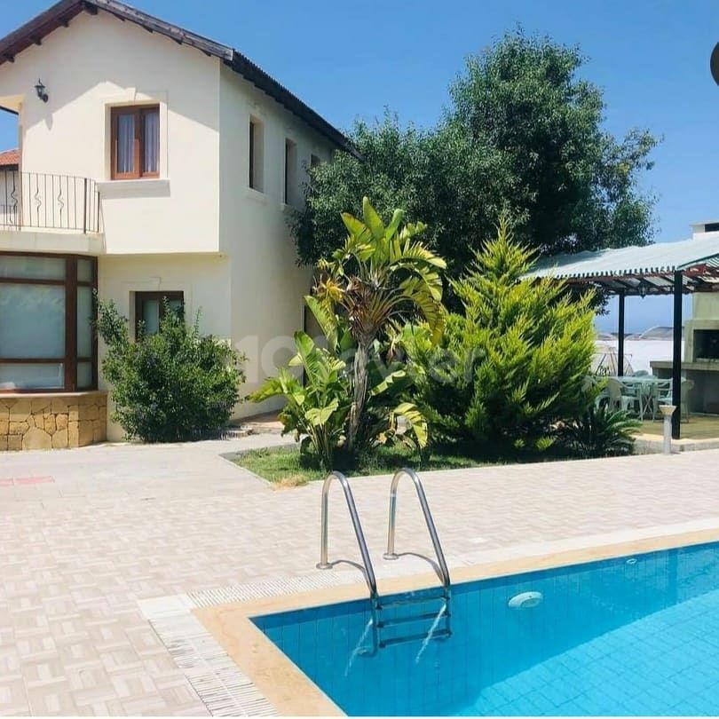 3+1 VILLA WITH PRIVATE POOL AND GARDEN FOR DAILY OR MONTHLY RENT IN ALSANCAK. . 