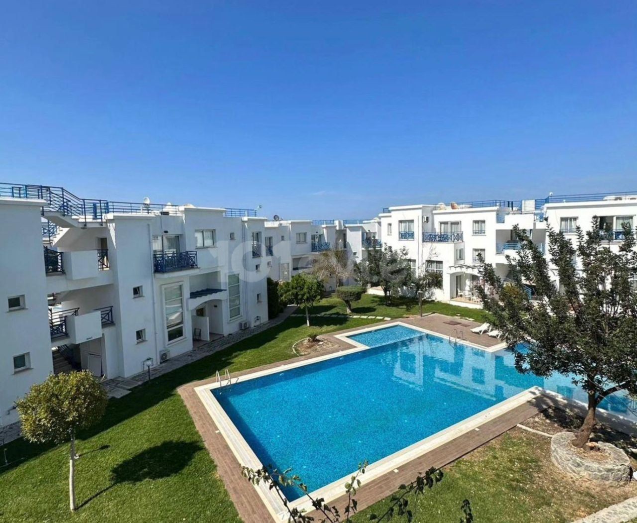 2+1 WOHNUNG ZU VERMIETEN IN EINEM GRUNDSTÜCK MIT POOL IN ALSANCAK GIRNE ... MIT ATEMBERAUBENDEM MEER- UND BERGBLICK