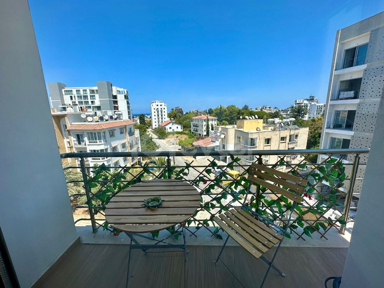 GİRNE MERKEZDE, KAR MARKET CİVARI FUL EŞYALI 2+1 DAİRE