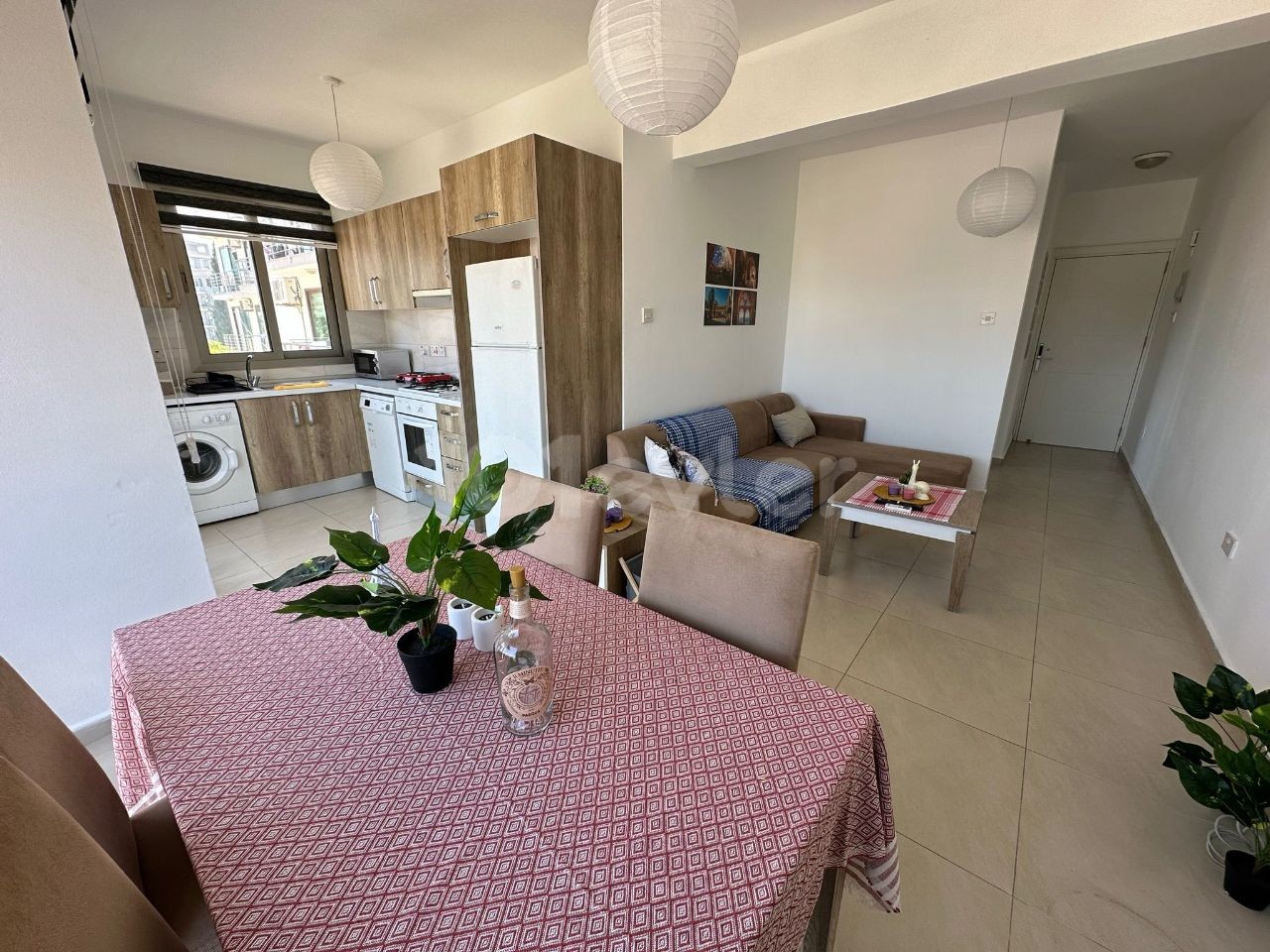 GİRNE MERKEZDE, KAR MARKET CİVARI FUL EŞYALI 2+1 DAİRE