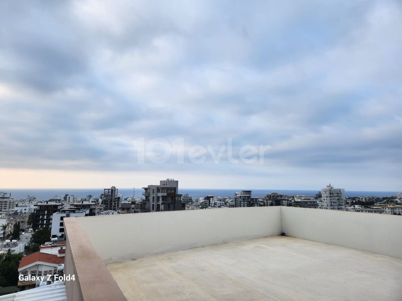 2+1 WOHNUNG ZU VERMIETEN MIT MEER-UND BERGBLICK IM ZENTRUM VON KYRENIA ** 