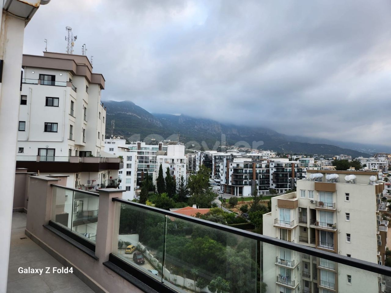 2+1 WOHNUNG ZU VERMIETEN MIT MEER-UND BERGBLICK IM ZENTRUM VON KYRENIA ** 