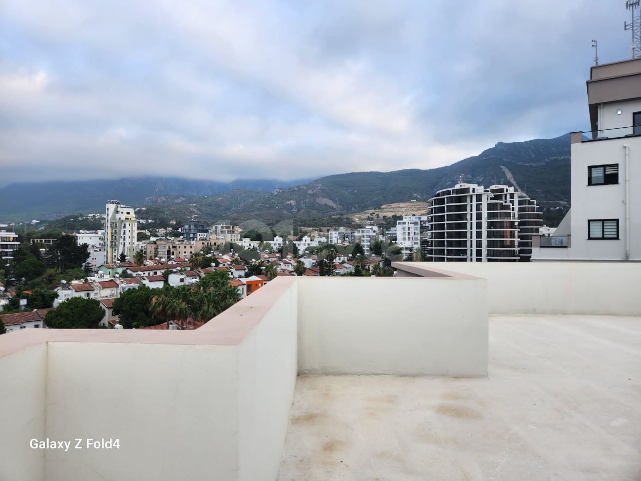 2+1 WOHNUNG ZU VERMIETEN MIT MEER-UND BERGBLICK IM ZENTRUM VON KYRENIA ** 