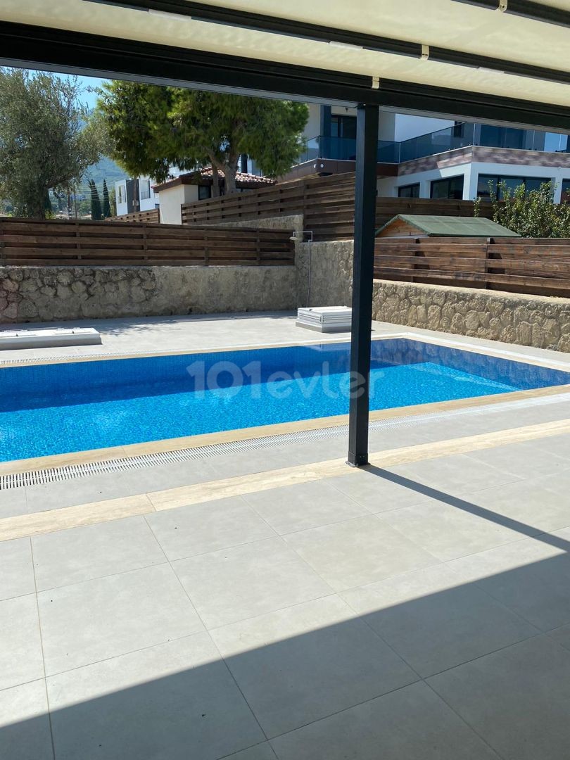 Girne Karaoğlanoğlu harika manzaralı, geniş, özel havuzlu kiralık/satılık villa