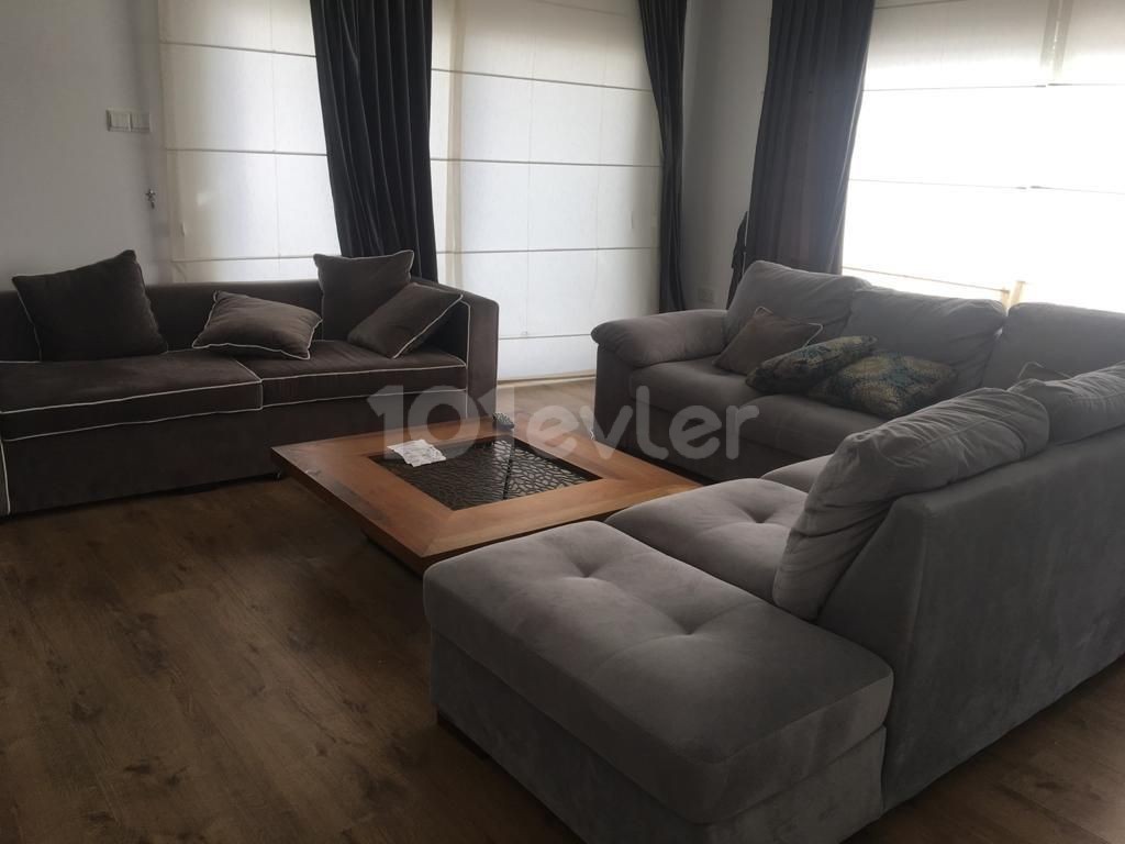 Konforlu ve ferah, özel havuzlu,3+2  geniş kiralık villa 