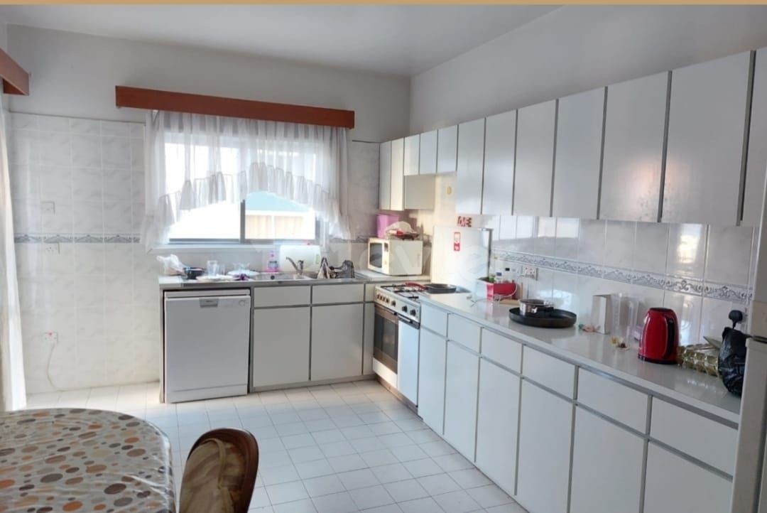 3+1 flat for sale in the center of Kyrenia