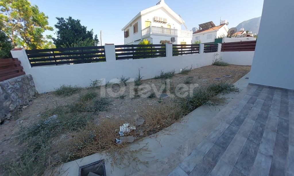 Girne, Karaoğlanoğlu'da dağ ve deniz manzaralı satılık triplex villa