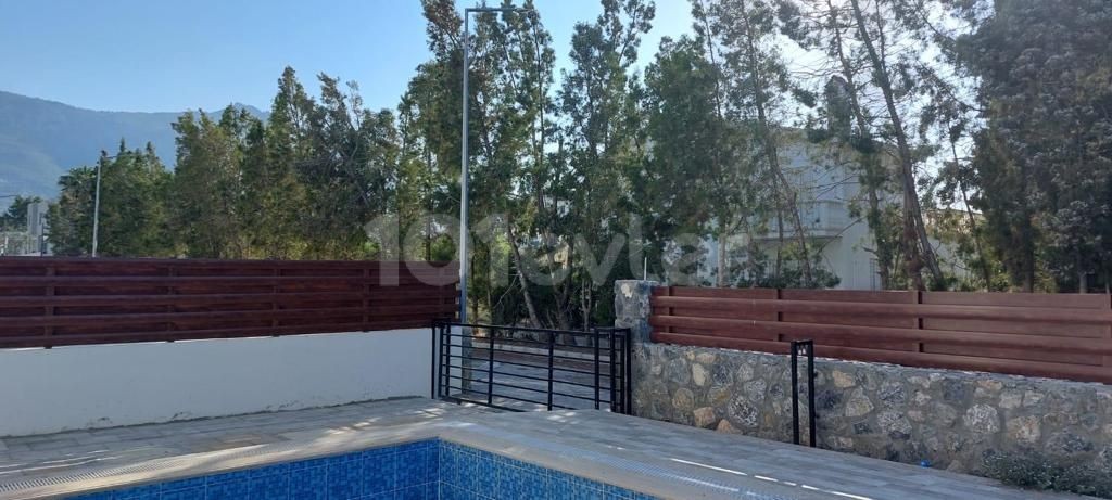 Girne, Karaoğlanoğlu'da dağ ve deniz manzaralı satılık triplex villa