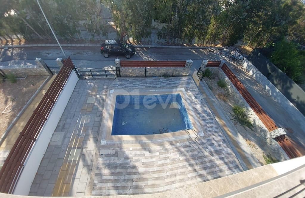 Girne, Karaoğlanoğlu'da dağ ve deniz manzaralı satılık triplex villa