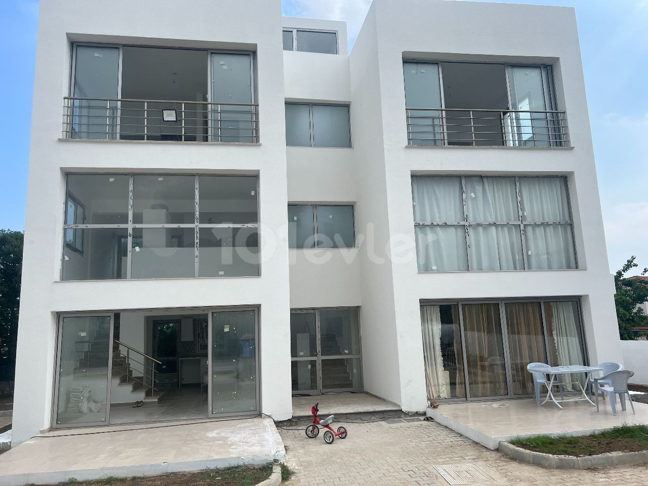 A COMPLETE BUILDING FOR SALE THAT IS SUITABLE FOR HOUSING AND DORMITORIES ** 