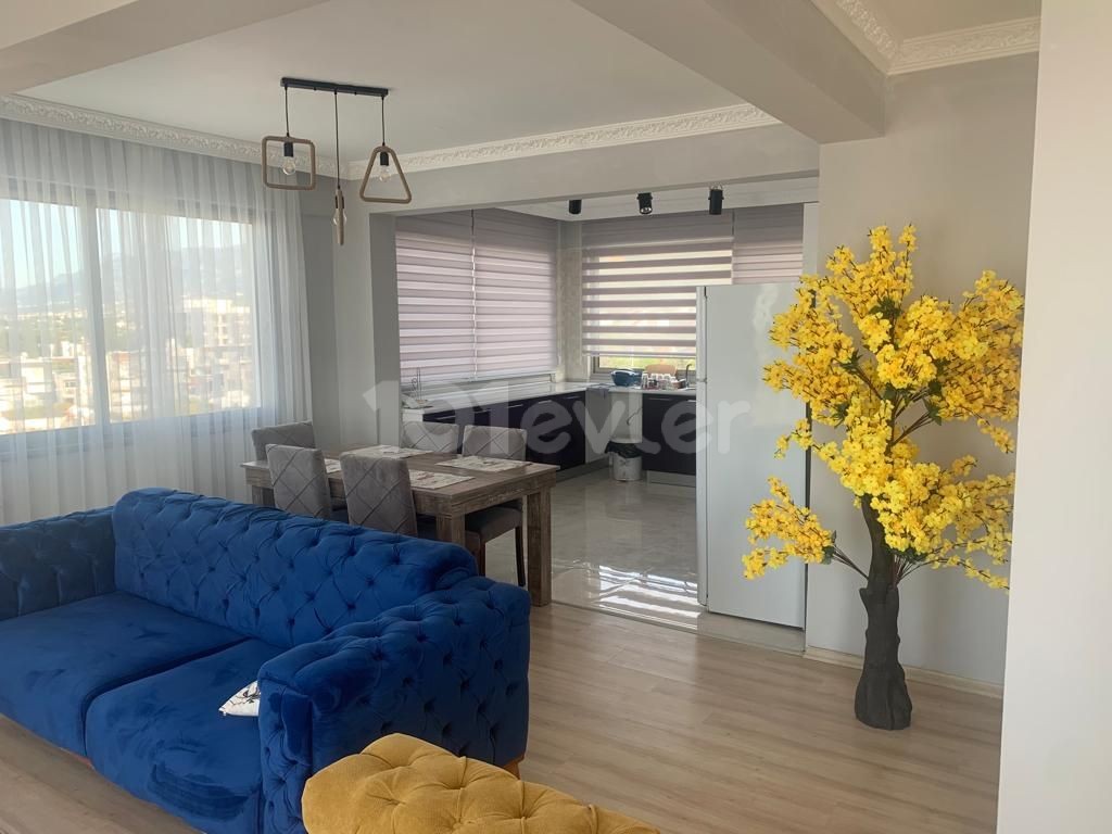 Girne merkezde dağ ve deniz manzaralı 3+1 lux penthouse