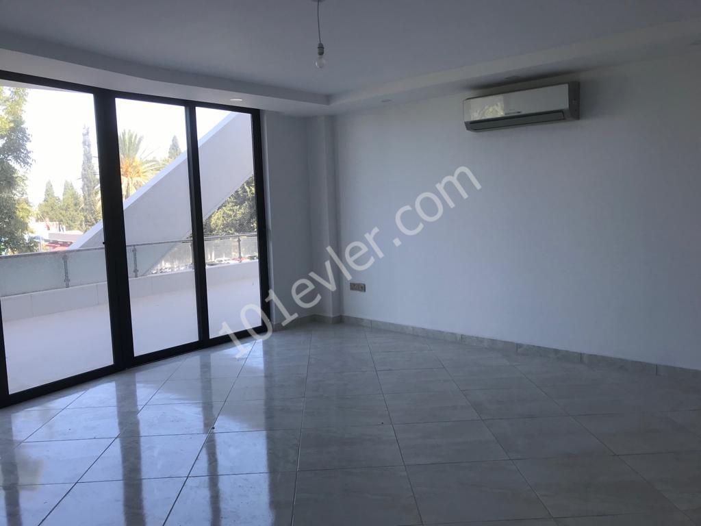 Girne merkezde 2+1 daire kiralık eşyalı/eşyasız  