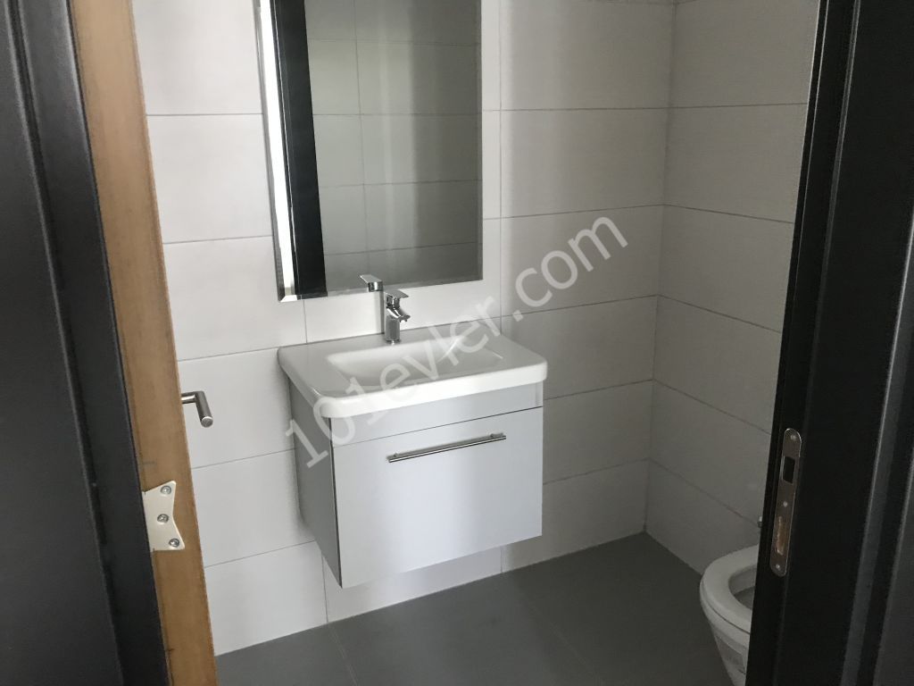 Kyrenia Zentrum 2 + 1 Wohnung ** 