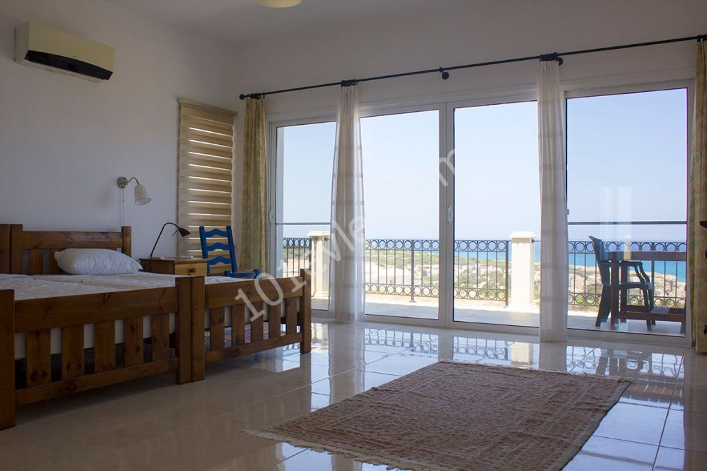 Girne Esentepe Denize Sıfır 3+1 Villa