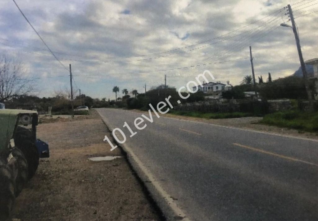 LAND ZUM VERKAUF IN AUSGEZEICHNETER LAGE AN DER HAUPTSTRAßE IN KYRENIA KARSIYAKA ** 