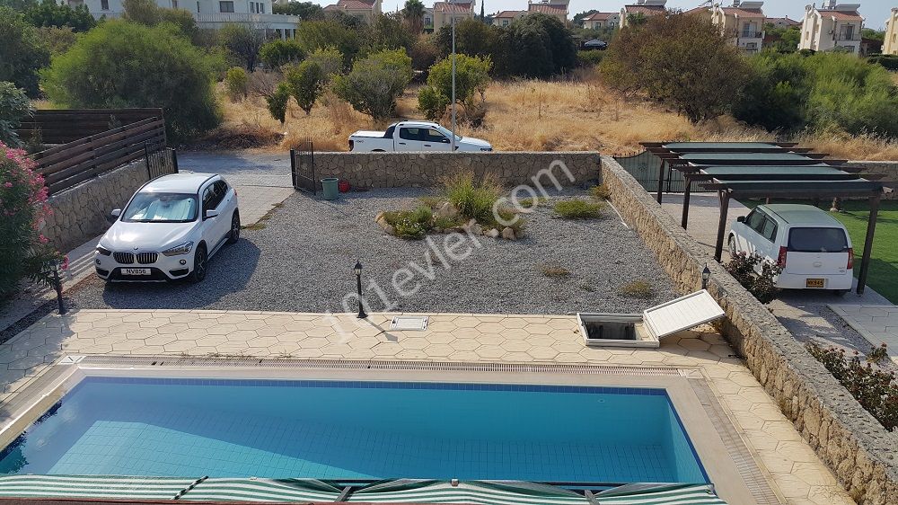 Girne Lapta Yürüyüş yolu yanı Lüks Villa