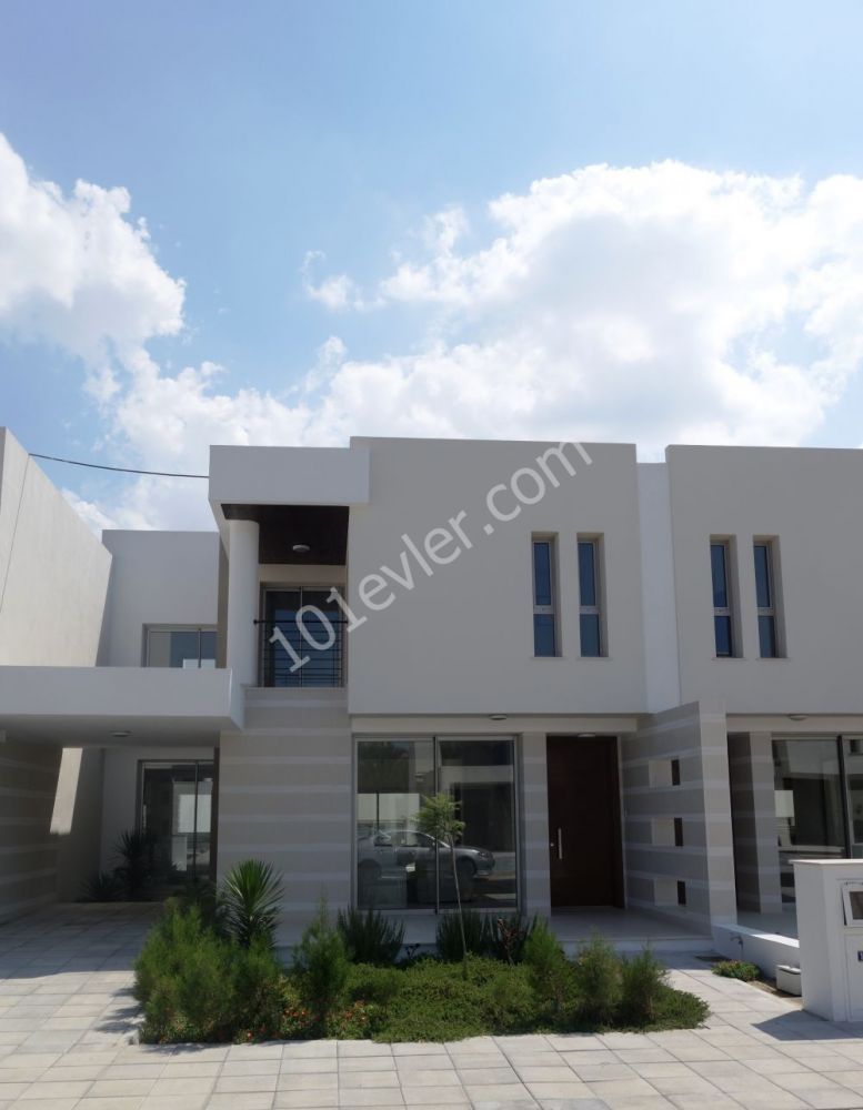 Lefkoşa küçük kaymaklı site içerisinde lüks villa