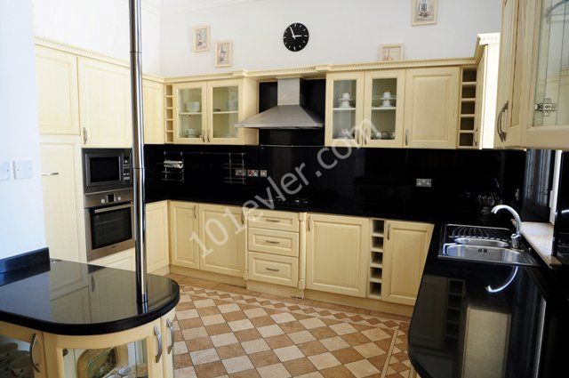 Apartment for sale in historical center of Girne ( 5 + 1 )      Апартаменты в Историческом центре Гирне  ( 5 + 1 )