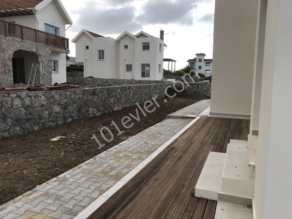 Girne Lapta Denize yürüme Mesafesi 3+1 , 235 m2 Lüks Villa