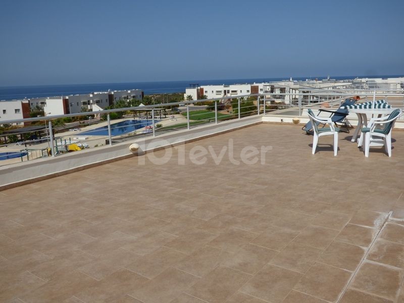 2-ZIMMER-PENTHOUSE-WOHNUNG MIT MEER- UND POOLBLICK 