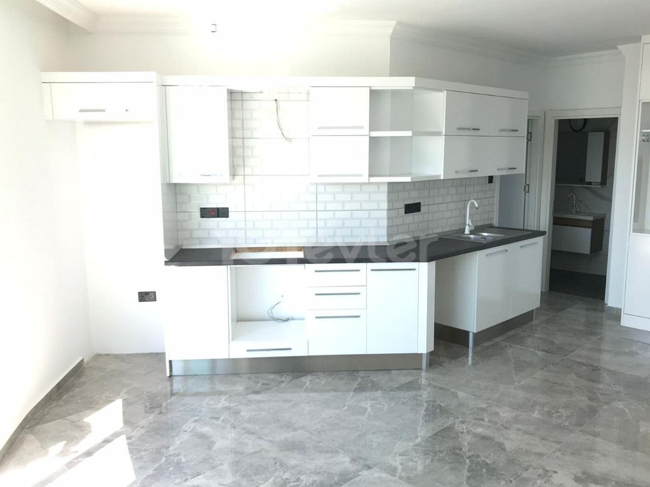 Недавно законченные 4 квартиры 1+1 для продажи в районе Кирения Караогланоглу ** 