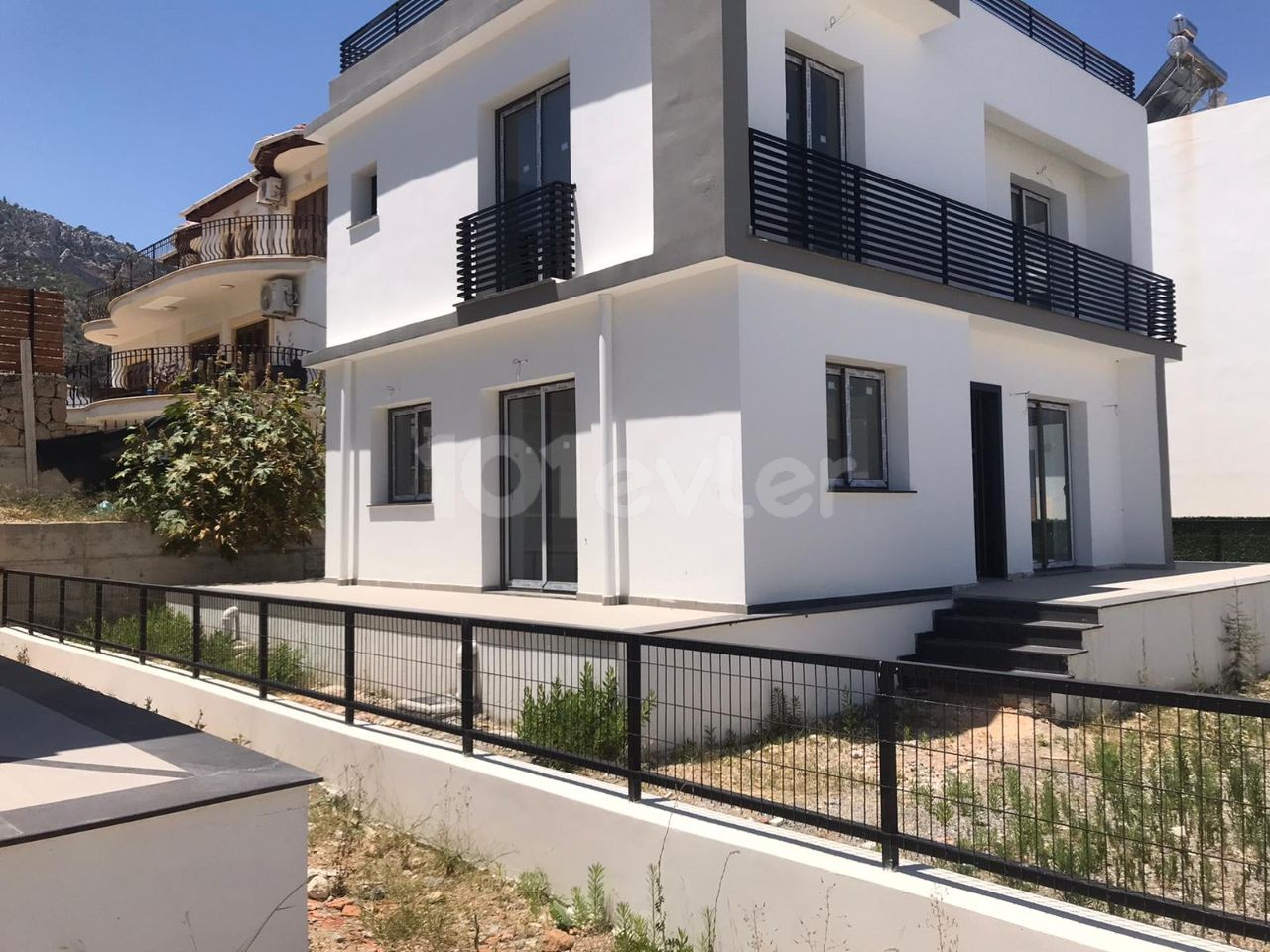 Girne Çatalköy Bölgesinde Satılık Muhteşem Manzaralı Triplex Villalar