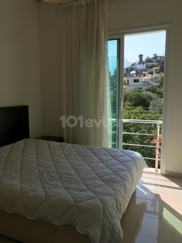 Girne Alsancak'ta harika manzaralı kiralık 1+1