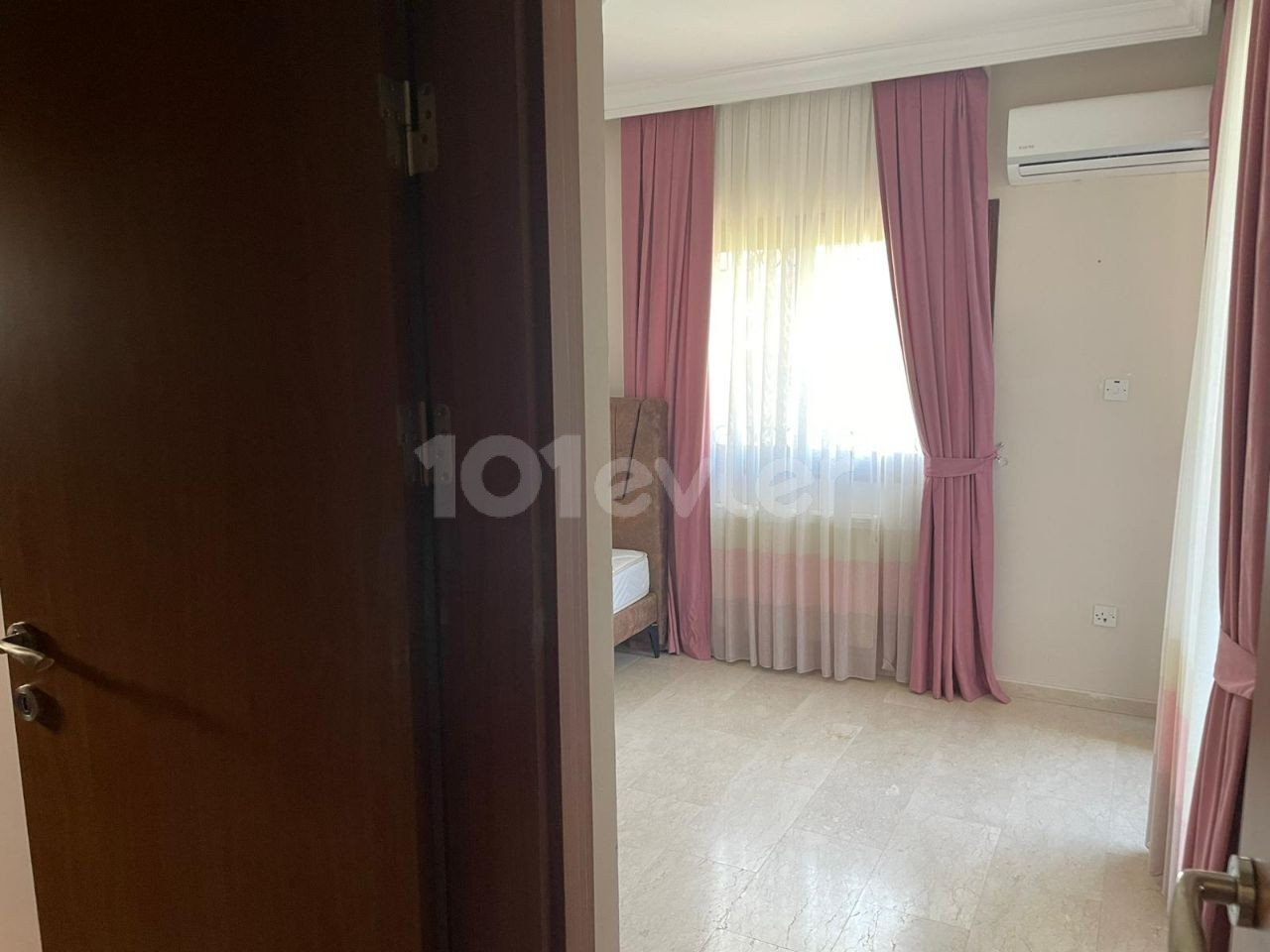 Girne'de Merkezi Konumda Havuzlu Kiralık 4+1 Villa