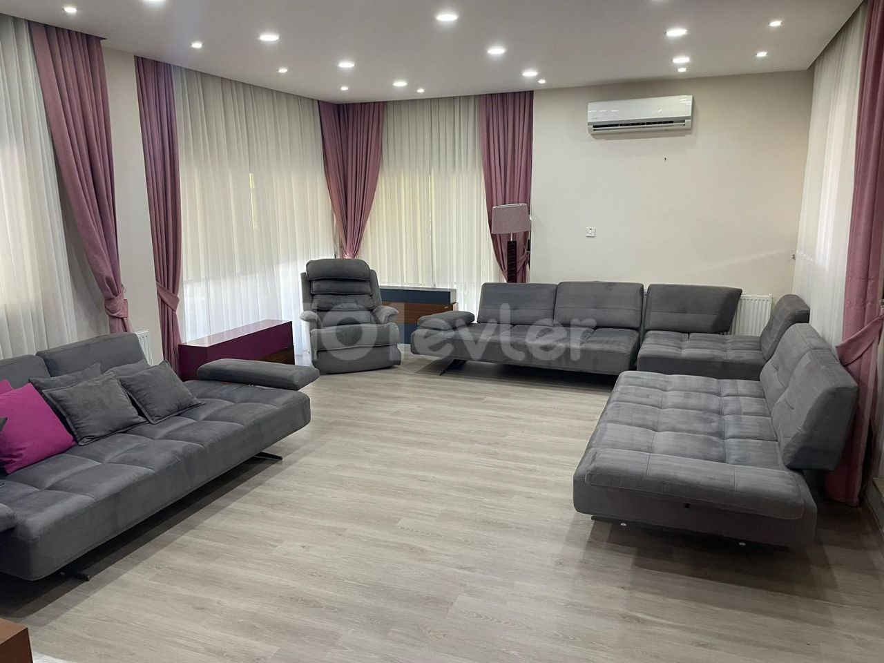 Girne'de Merkezi Konumda Havuzlu Kiralık 4+1 Villa