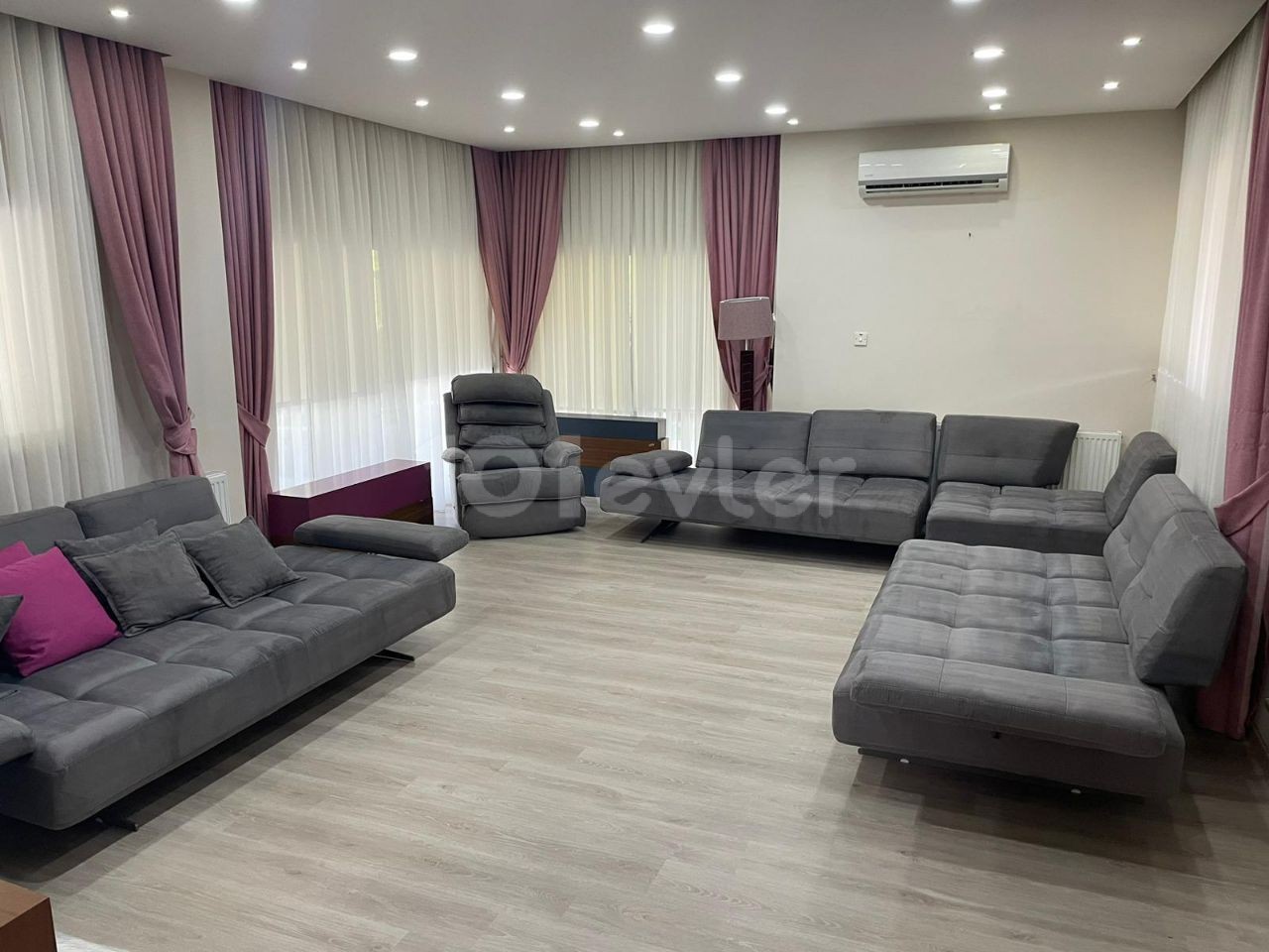 Girne'de Merkezi Konumda Havuzlu Kiralık 4+1 Villa