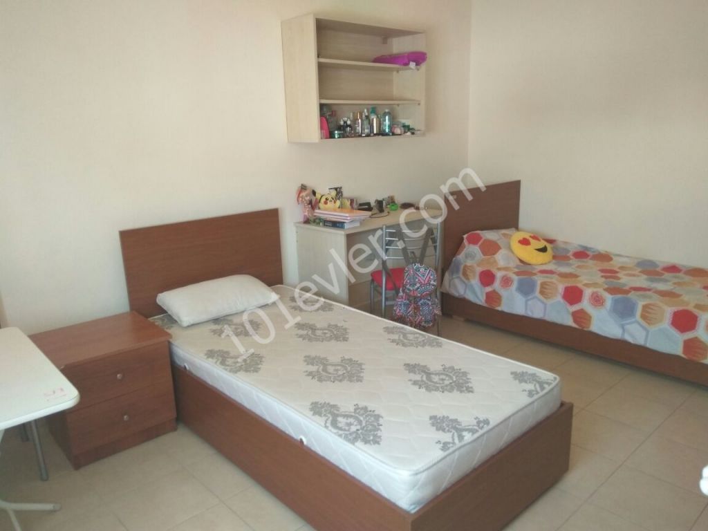 Lefkoşa Küçük Kaymaklı da öğrenciye kiralık, otobüs duraklarına yakın, full yeni eşyalı, lüks stüdyo(1100tl) , 1+1 (1500tl), 2+1 (2000tl) , 3+1 daireler(indirim uygulanabilir) ,  Yıllık ve 6 aylık ve 3 aylık ödeme şekilleriyle telefona ulaşılamıyorsa whatsappdan ulaşabilirsiniz tlfn: 05338732925 