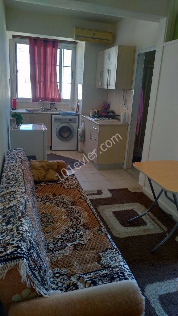 Lefkoşa Küçük Kaymaklı da öğrenciye kiralık, otobüs duraklarına yakın, full yeni eşyalı, lüks stüdyo(1100tl) , 1+1 (1500tl), 2+1 (2000tl) , 3+1 daireler(indirim uygulanabilir) ,  Yıllık ve 6 aylık ve 3 aylık ödeme şekilleriyle telefona ulaşılamıyorsa whatsappdan ulaşabilirsiniz tlfn: 05338732925 