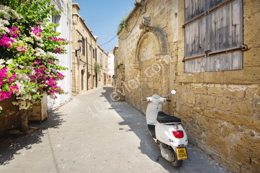 تخت برای فروش in Girne Merkez, گیرنه