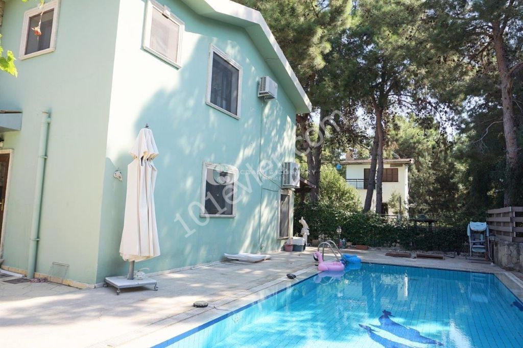 Merkez Girne'de 3+1 özel havuzlu müstakil villa