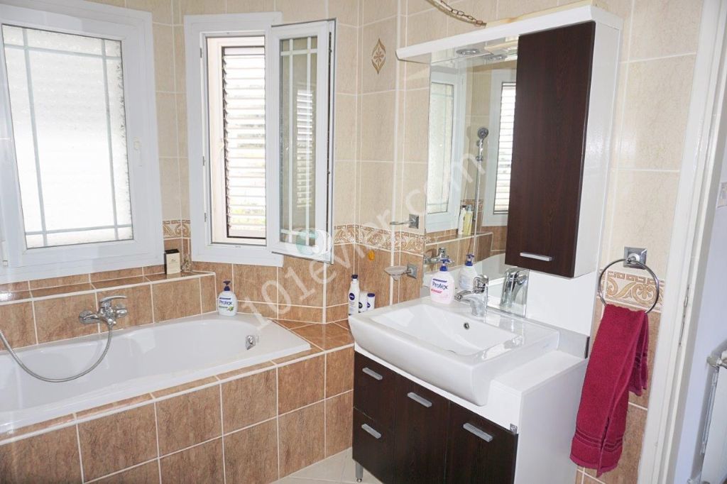 4+1 ful eşyalı villa, ortak havuzlu site, Bellapais bölgesi