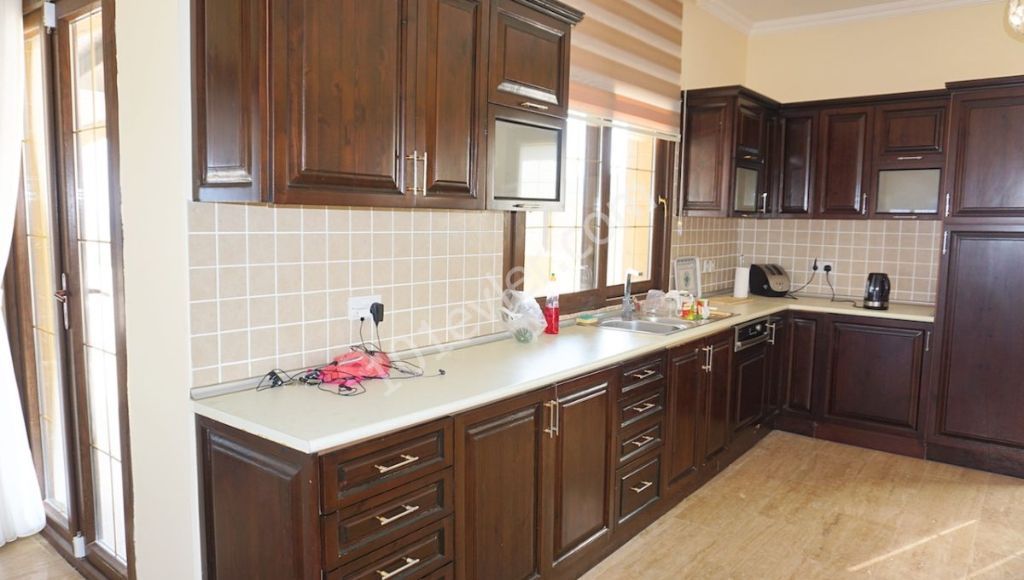 Denize sıfır 4+1 lüks villa, Kayalar