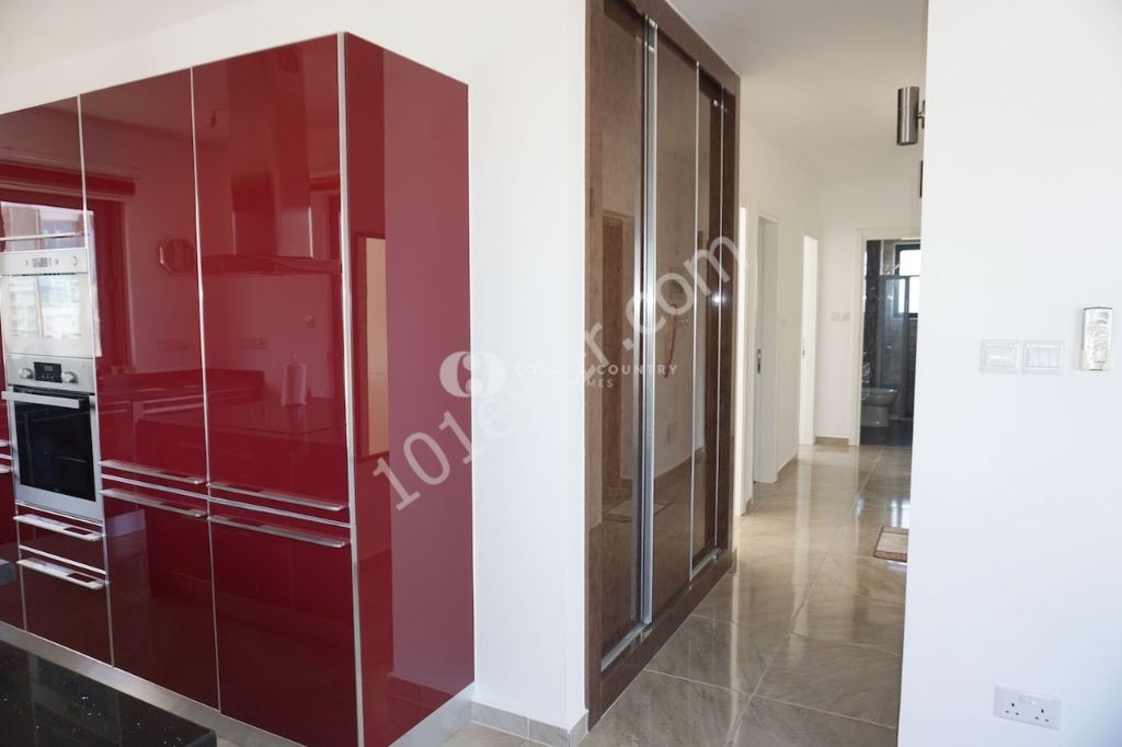 3+1 penthouse Girne merkezde, dağ, deniz ve şehir manzaralı