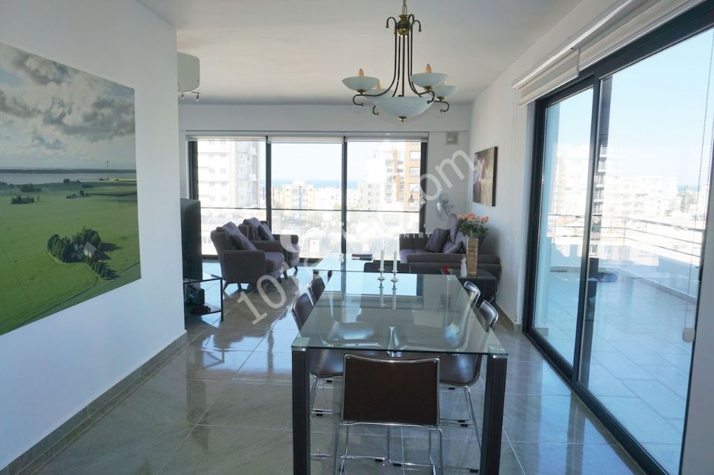 3+1 penthouse Girne merkezde, dağ, deniz ve şehir manzaralı