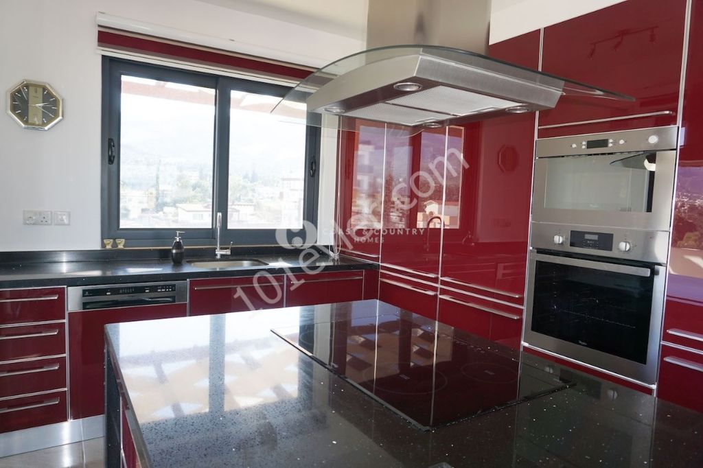 3+1 penthouse Girne merkezde, dağ, deniz ve şehir manzaralı