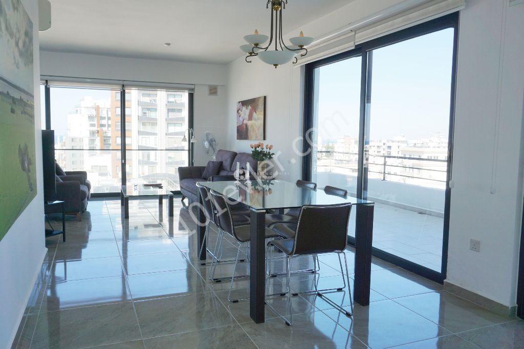 3+1 penthouse Girne merkezde, dağ, deniz ve şehir manzaralı