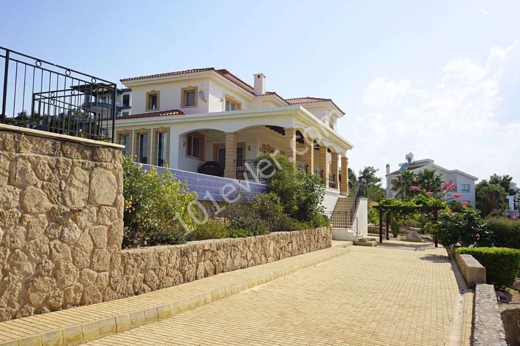 Deniz manzaralı özel havuzlu villa