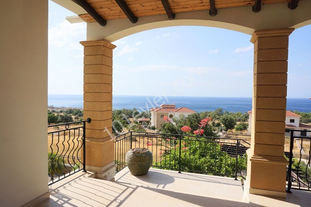 Elevated Resale Villa with Stunning Views * PRIVATE SWIMMING POOL 